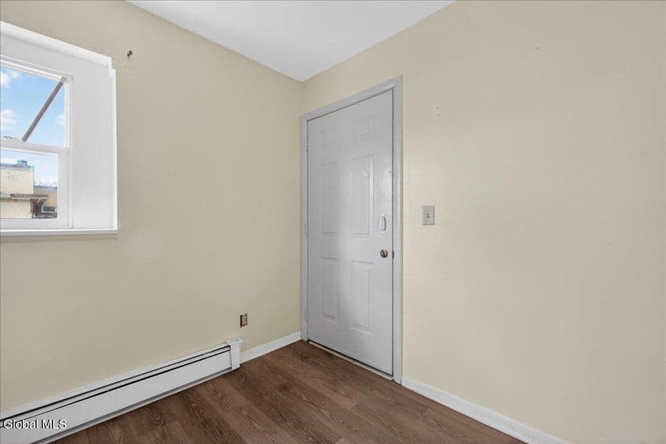 1886 Avenue B, photo 3