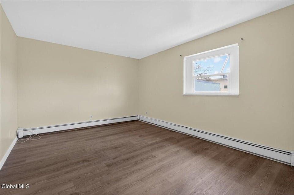 1886 Avenue B, photo 4