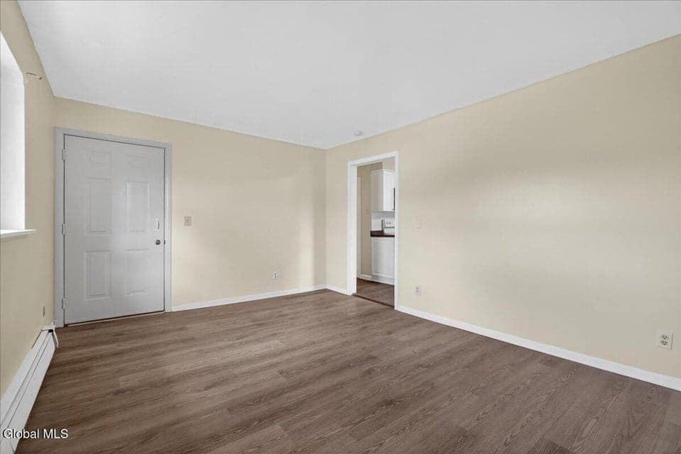 1886 Avenue B, photo 5