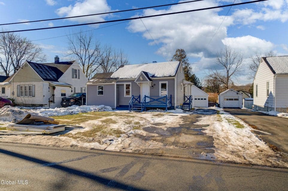 92 Maple Avenue, photo 1