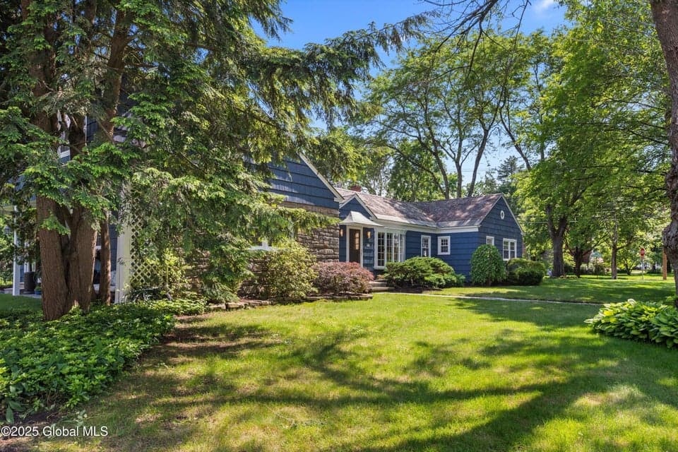 38 Horicon Avenue, photo 1