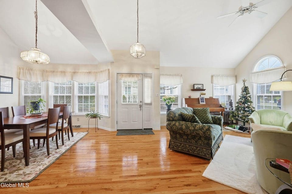 138 Killarney Drive, photo 3