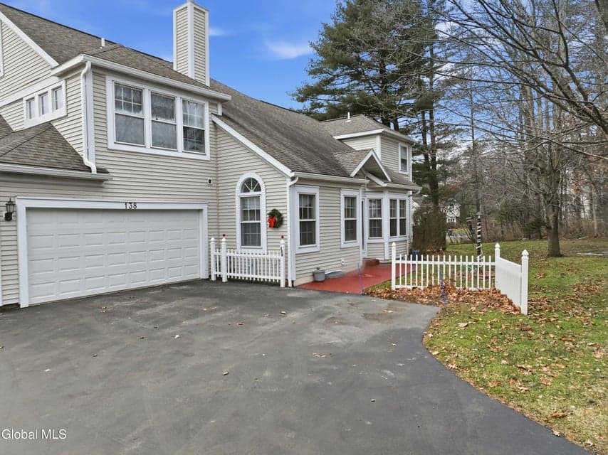 138 Killarney Drive, photo 1