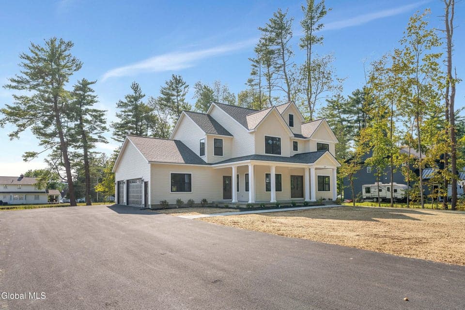 227 Pinewood Drive, photo 1