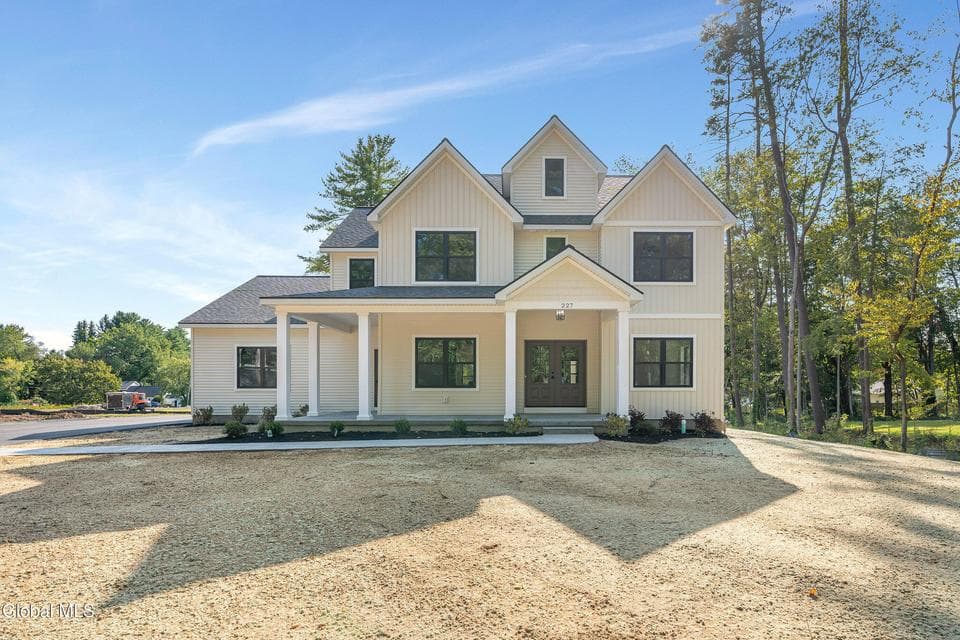 227 Pinewood Drive, photo 2