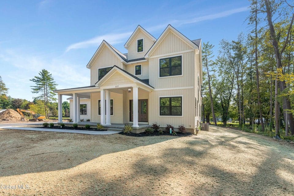 227 Pinewood Drive, photo 3