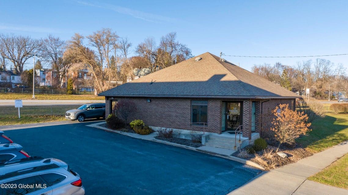 137 Maple Avenue, photo 1
