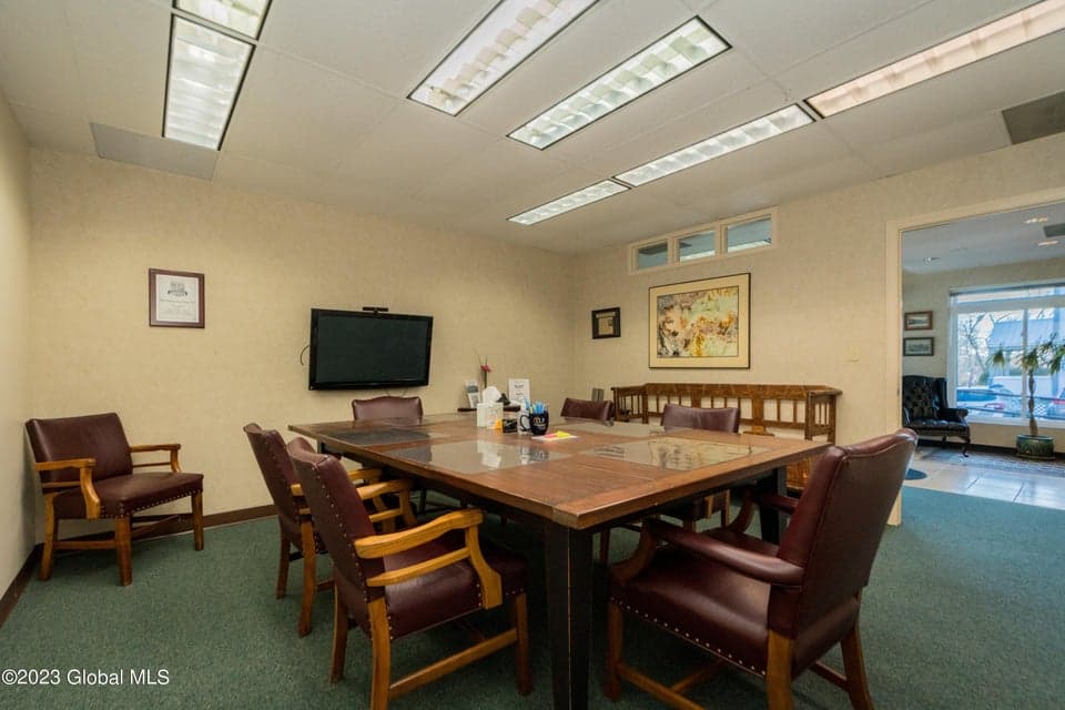 137 Maple Avenue, photo 3