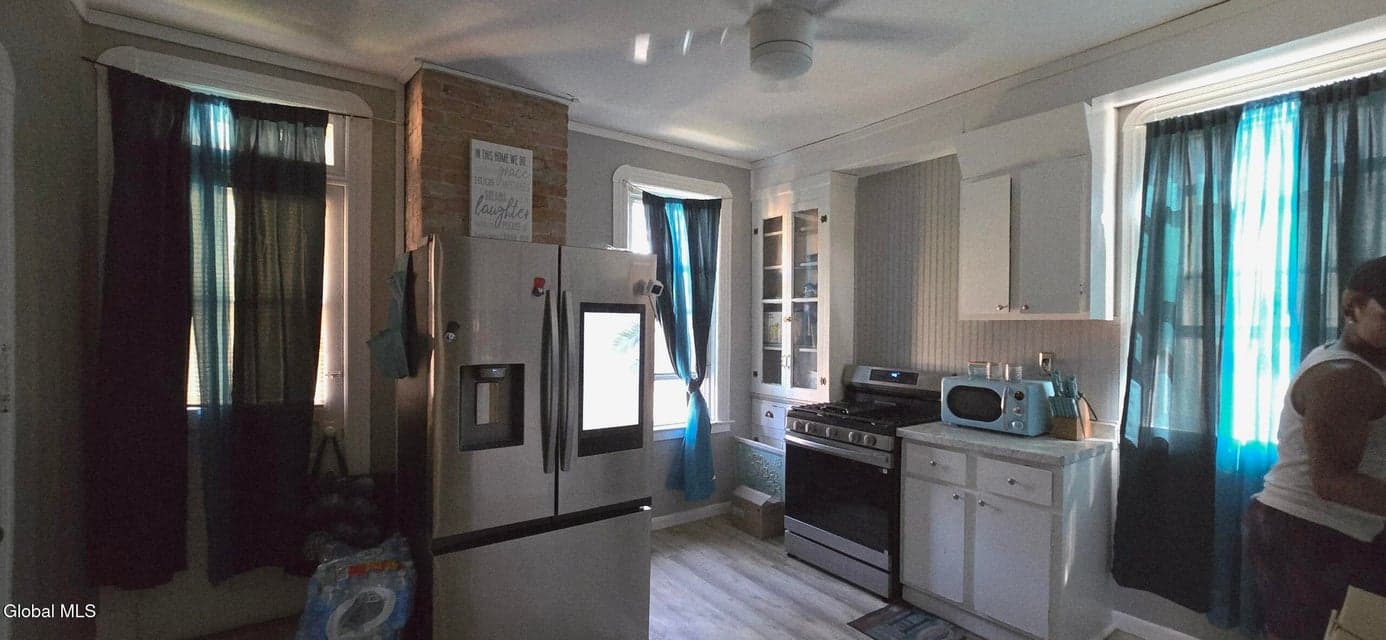 1054 Park Avenue, photo 2