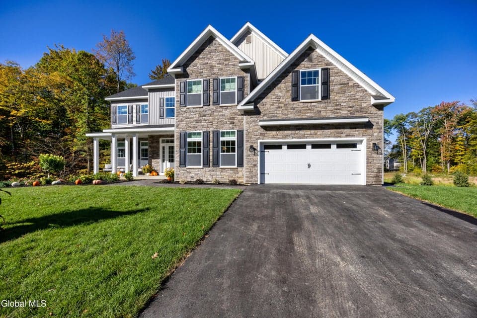 34 Tamarack Street, photo 1