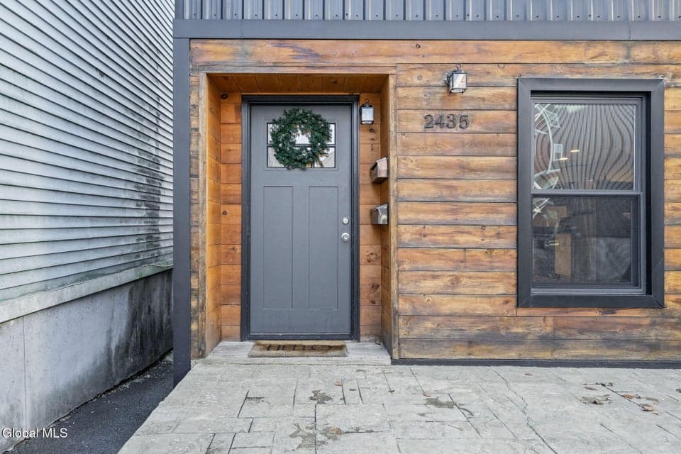 2435 5th Avenue, photo 3