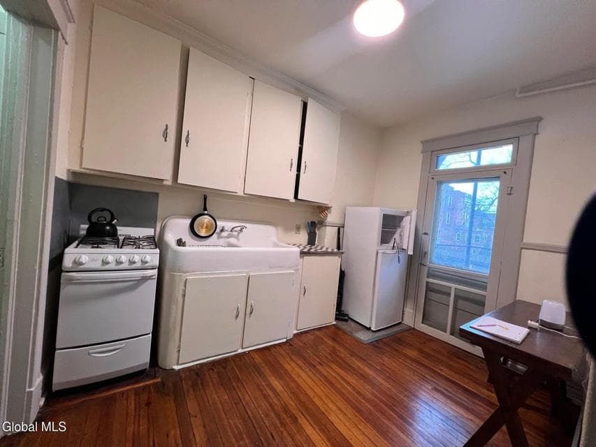373 Hudson Avenue, photo 5