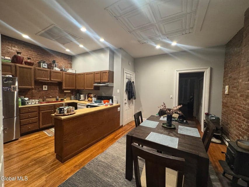 208 Elm Street, photo 3