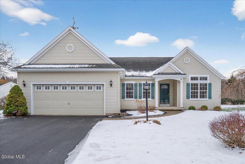 8 Danbury Court, photo 1