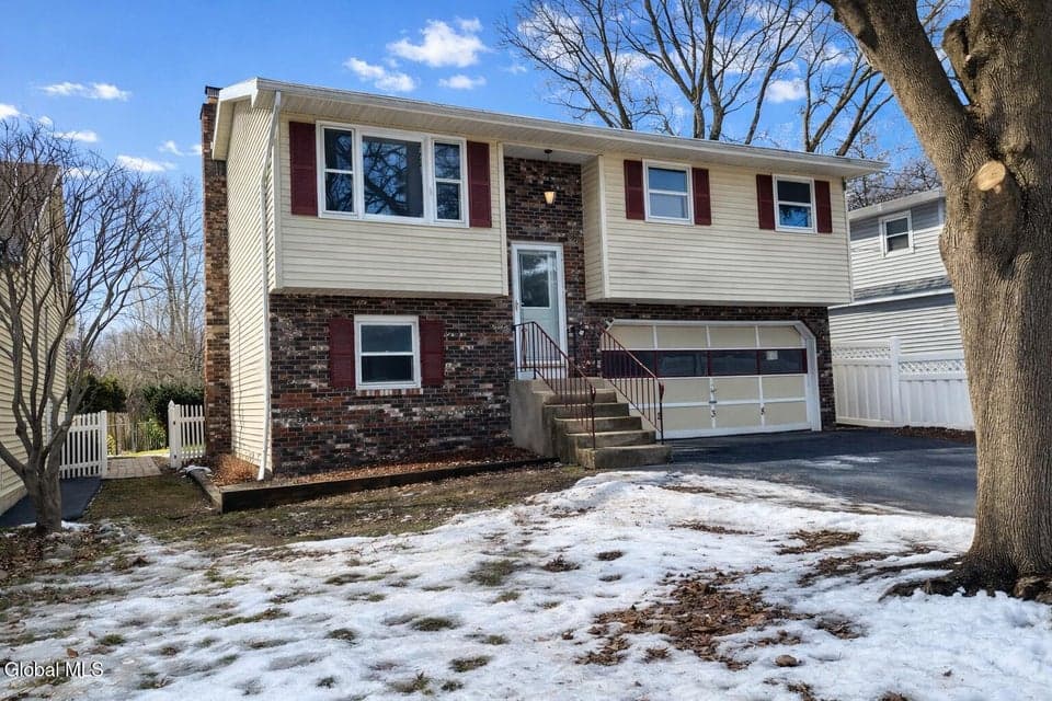 238 Ward Avenue, photo 1