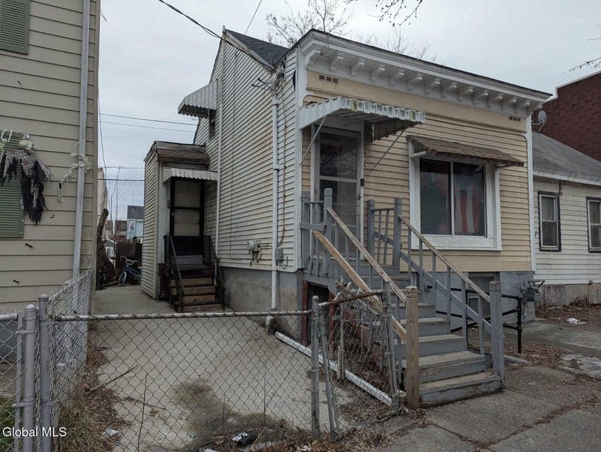 636 Clinton Avenue, photo 1