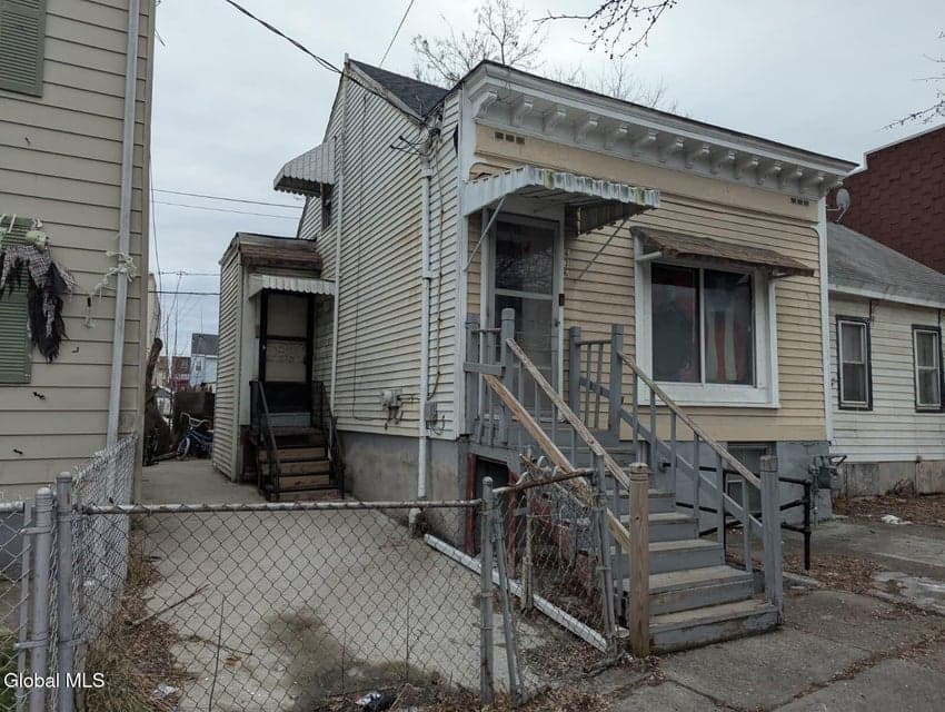 636 Clinton Avenue, photo 2