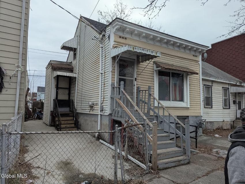 636 Clinton Avenue, photo 4