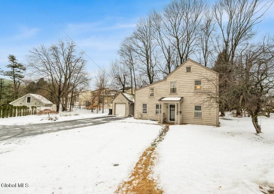 456 Pawling Avenue, photo 1