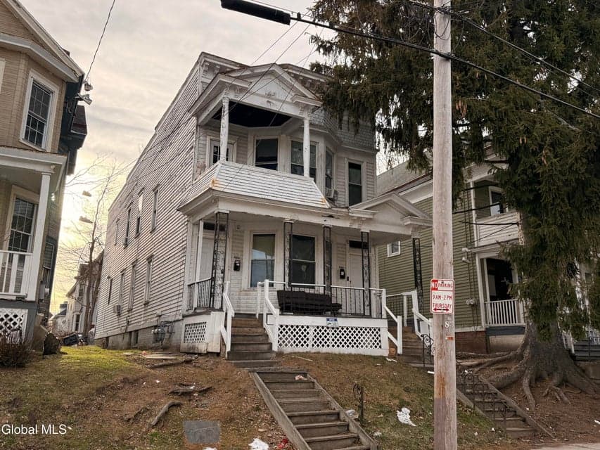 466 Hudson Avenue, photo 2
