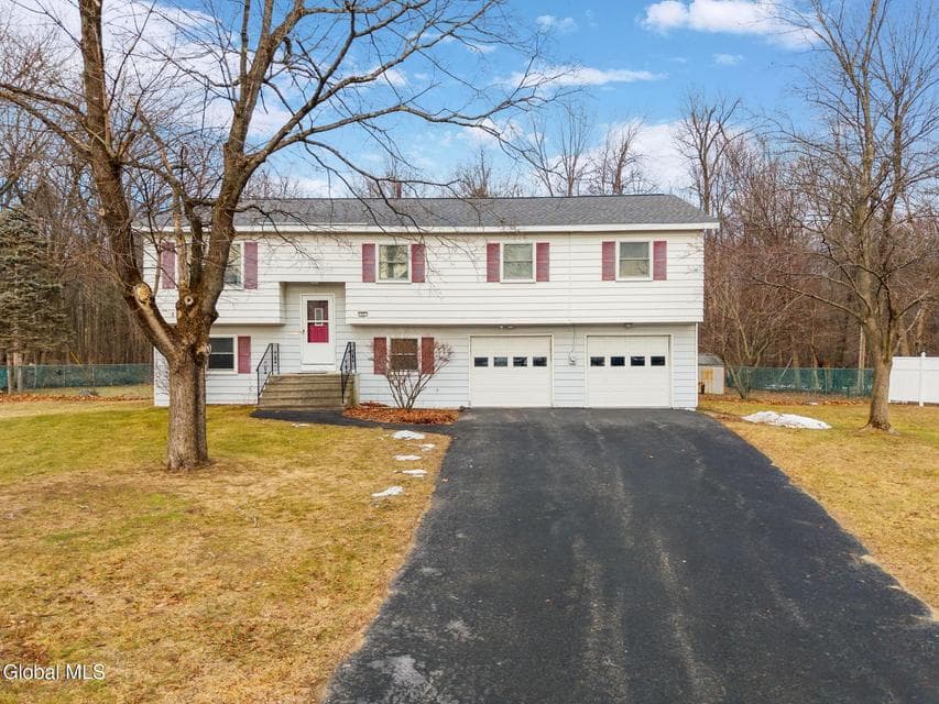 77 Bridle Path, photo 1