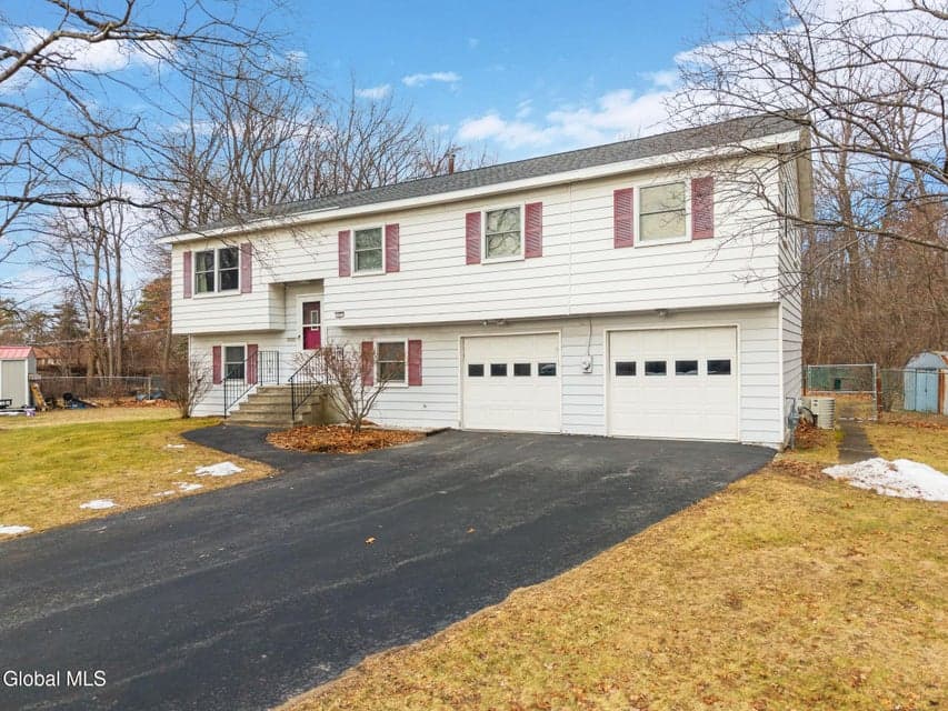 77 Bridle Path, photo 2