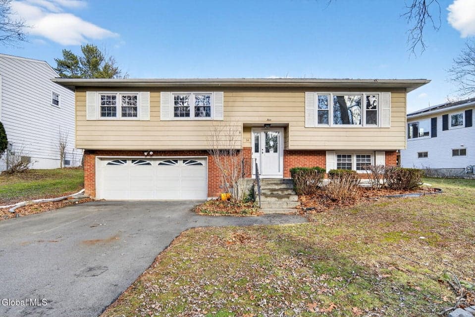 54 Normanside Drive, photo 1