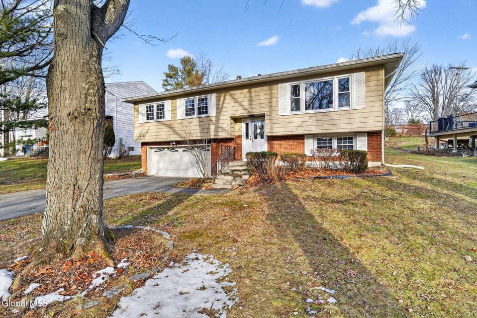 54 Normanside Drive, photo 2