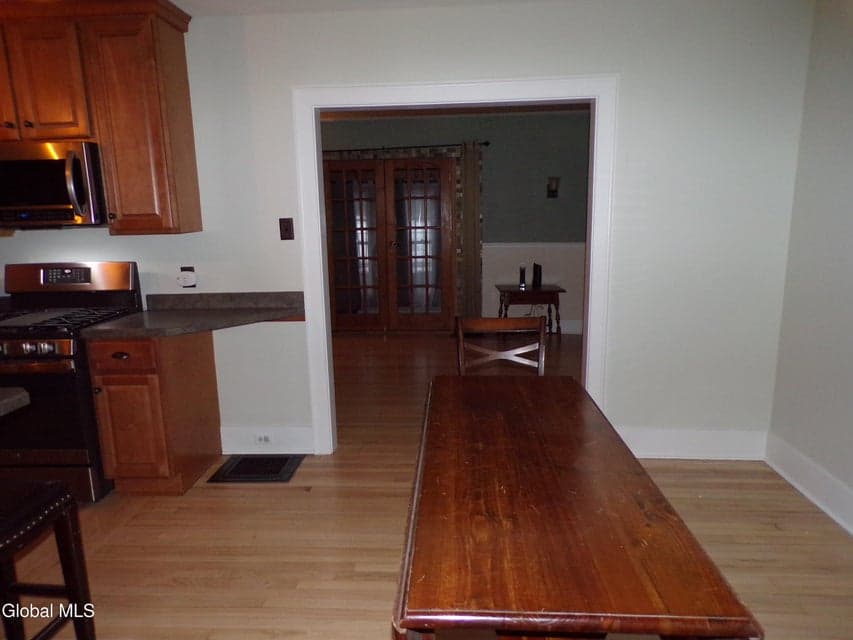 136 Sherman Avenue, photo 4