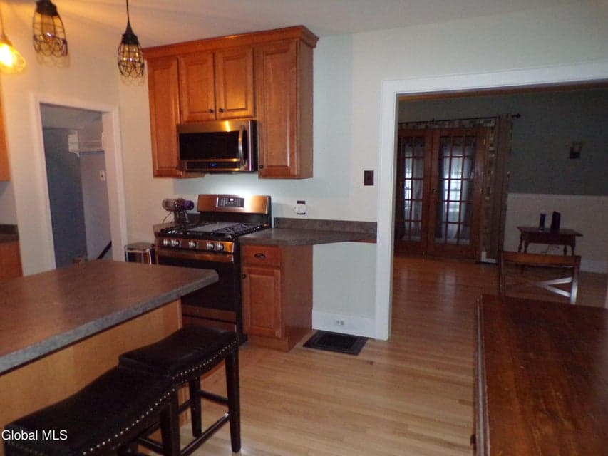 136 Sherman Avenue, photo 3
