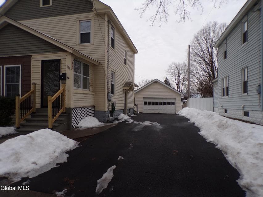 136 Sherman Avenue, photo 2