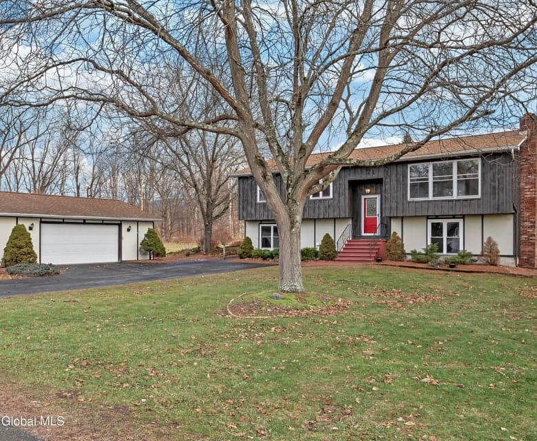 11 Empire Drive, photo 1