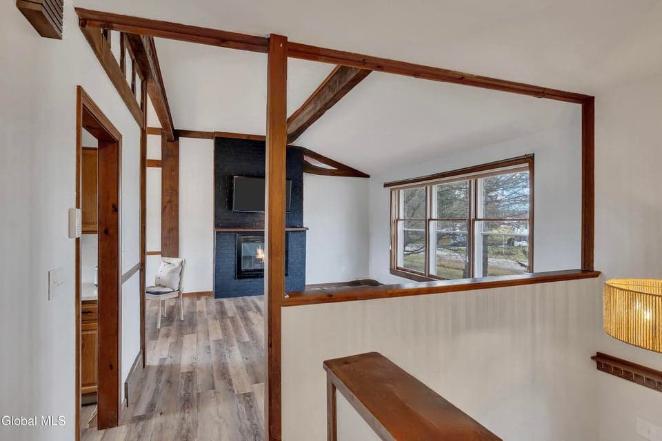 11 Empire Drive, photo 3