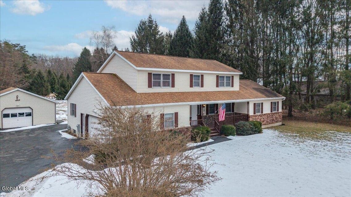 877 Main Street, photo 1