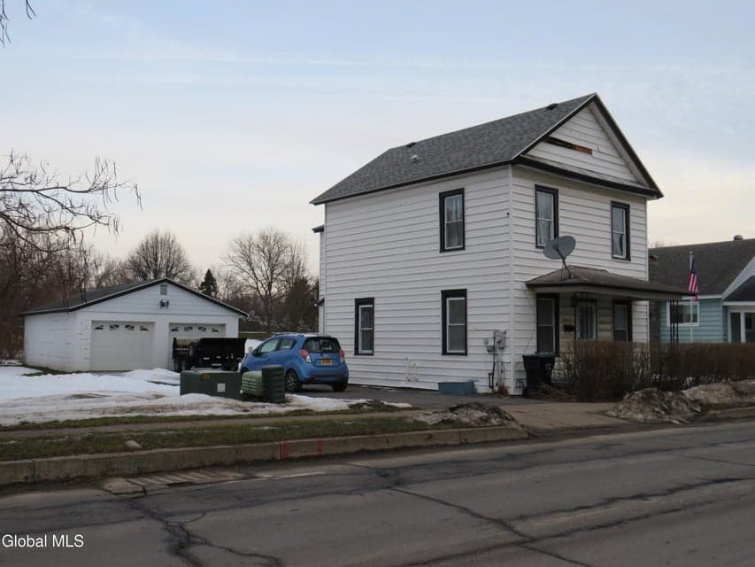 309 Railroad Street, photo 1