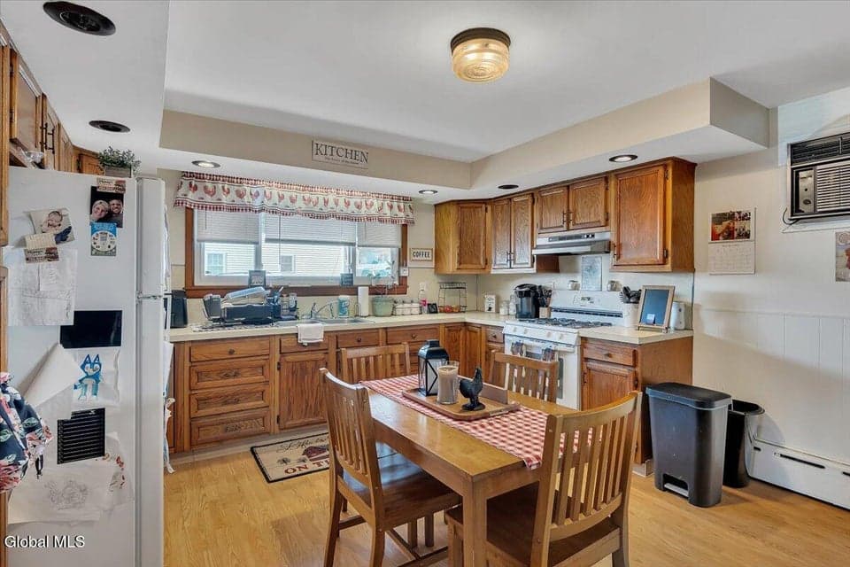 244 Saratoga Avenue, photo 3