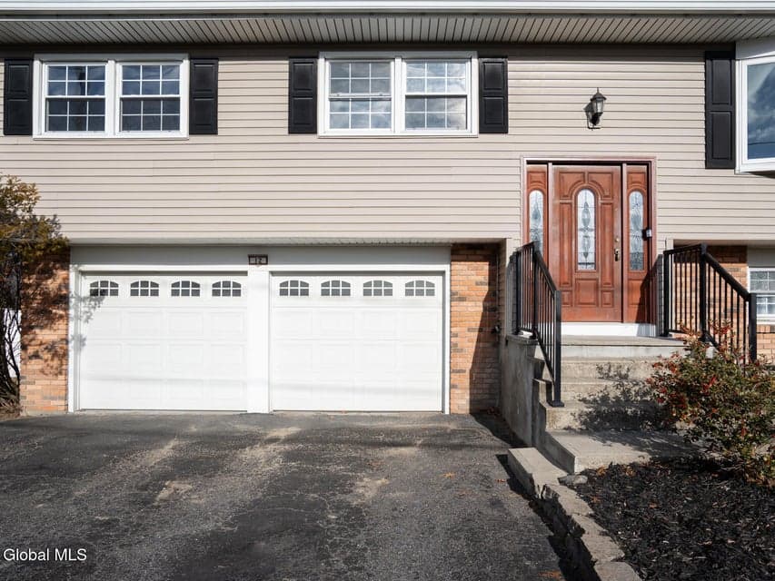 12 Gaslight Drive, photo 2