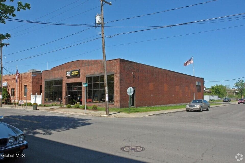 223 Broadway, photo 2