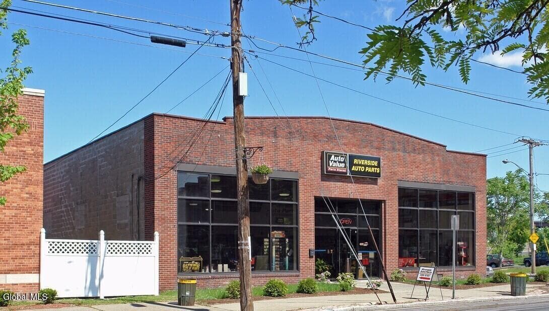 223 Broadway, photo 3