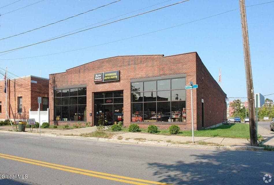 223 Broadway, photo 4