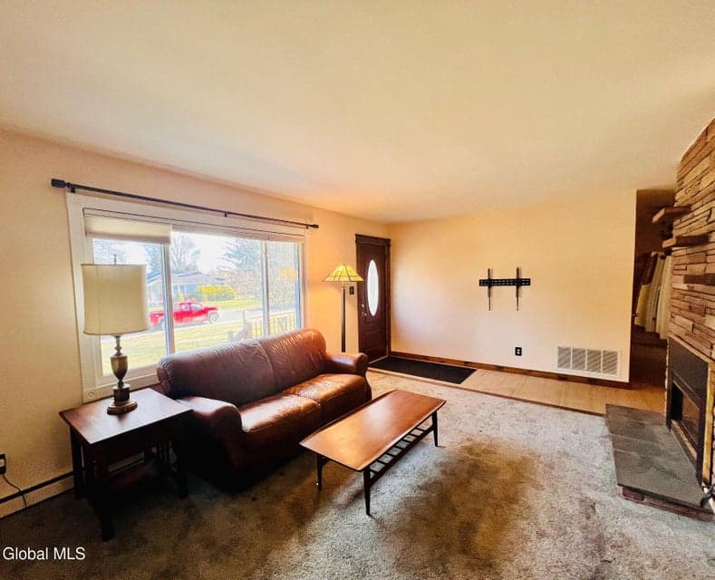 12 Gregory Lane, photo 3
