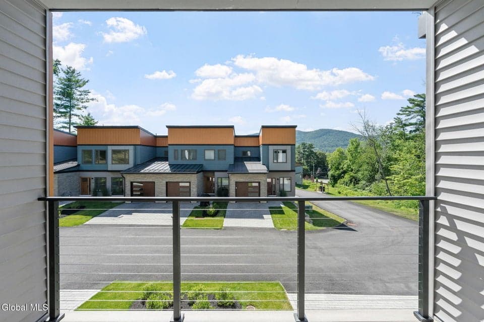 11 Footpath Way, photo 3