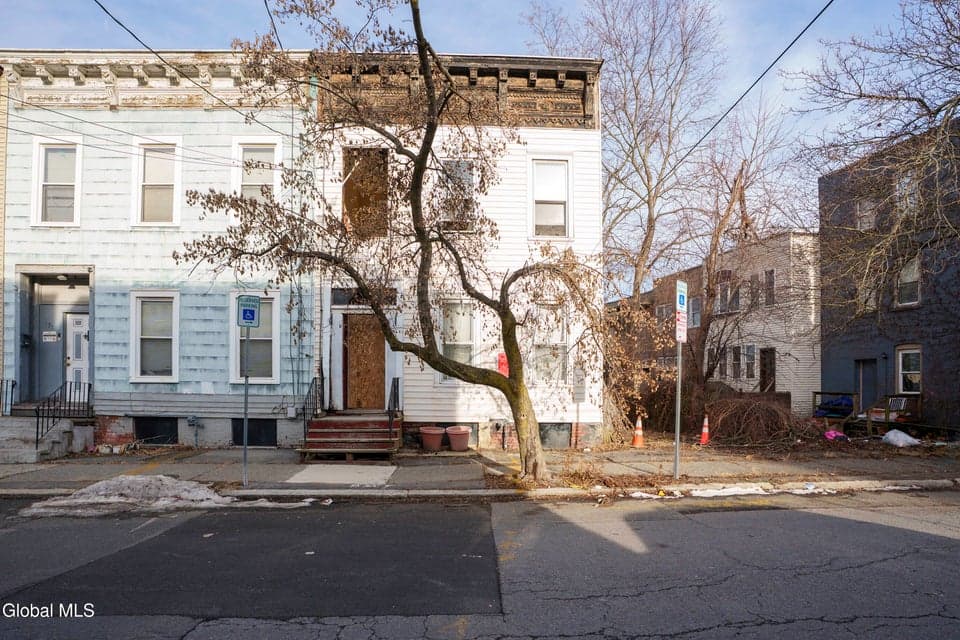 189 Elk Street, photo 1