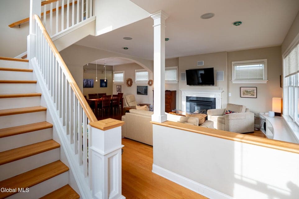 5 Richard Avenue, photo 4