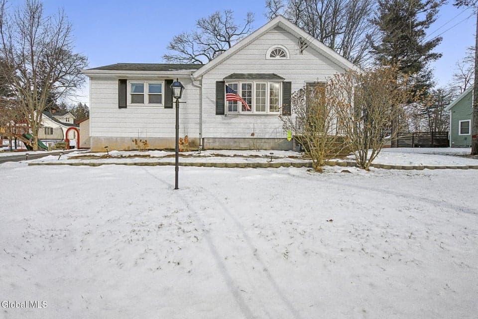 7 Groveland Avenue, photo 1