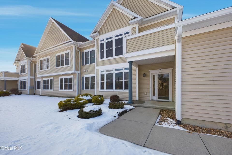 707 Lois Lane, photo 1