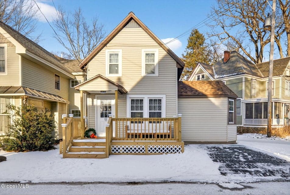 11 Lake Avenue, photo 1