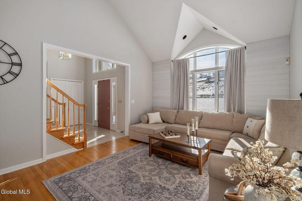 77 Meadows Drive, photo 3