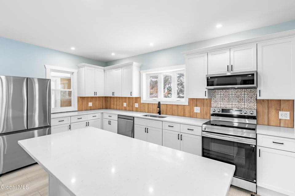 130 Manor Avenue, photo 4