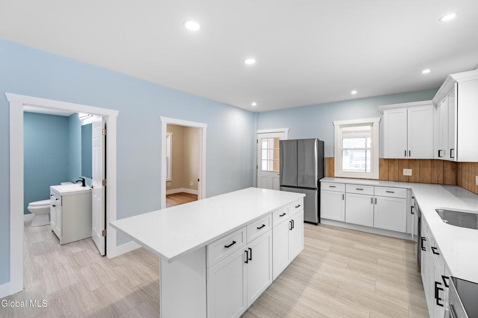 130 Manor Avenue, photo 5
